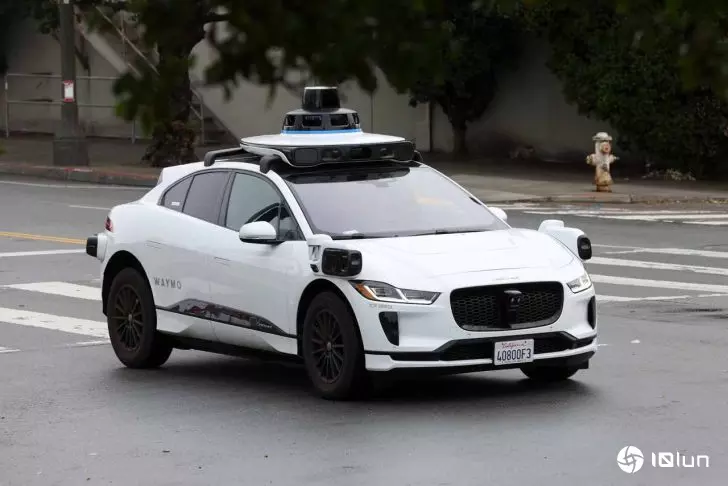 哈尔滨配资公司 Waymo在奥斯汀Robotaxi覆盖范围翻倍，特斯拉望尘莫及